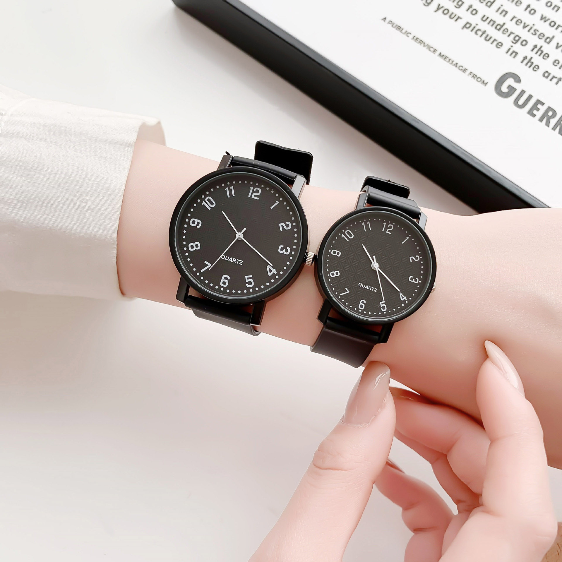 シンプルなブラックウォッチクォーツ時計女性用シリコンストラッ - Luxury Watch Lady のレビューと価格