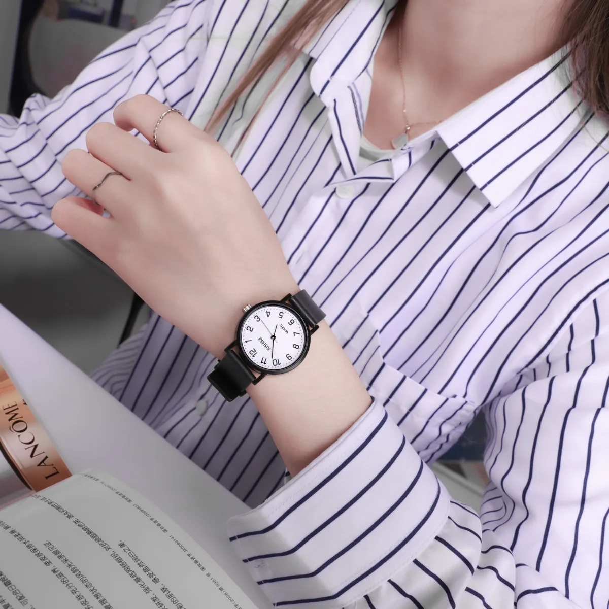 シンプルなブラックウォッチクォーツ時計女性用シリコンストラッ - Luxury Watch Lady のレビューと価格